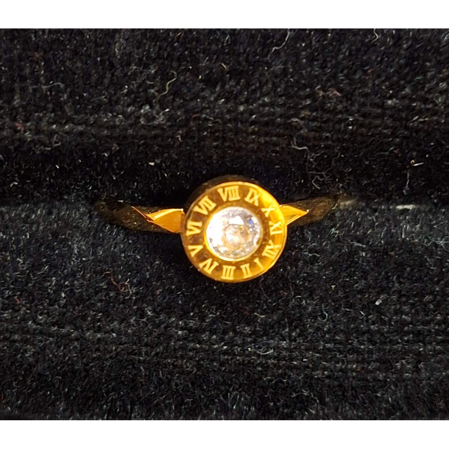 Златист пръстен от медицинска стомана с римски цифри и кристал - 9206 Златист пръстен от медицинска стомана с римски цифри и кристал - 9206