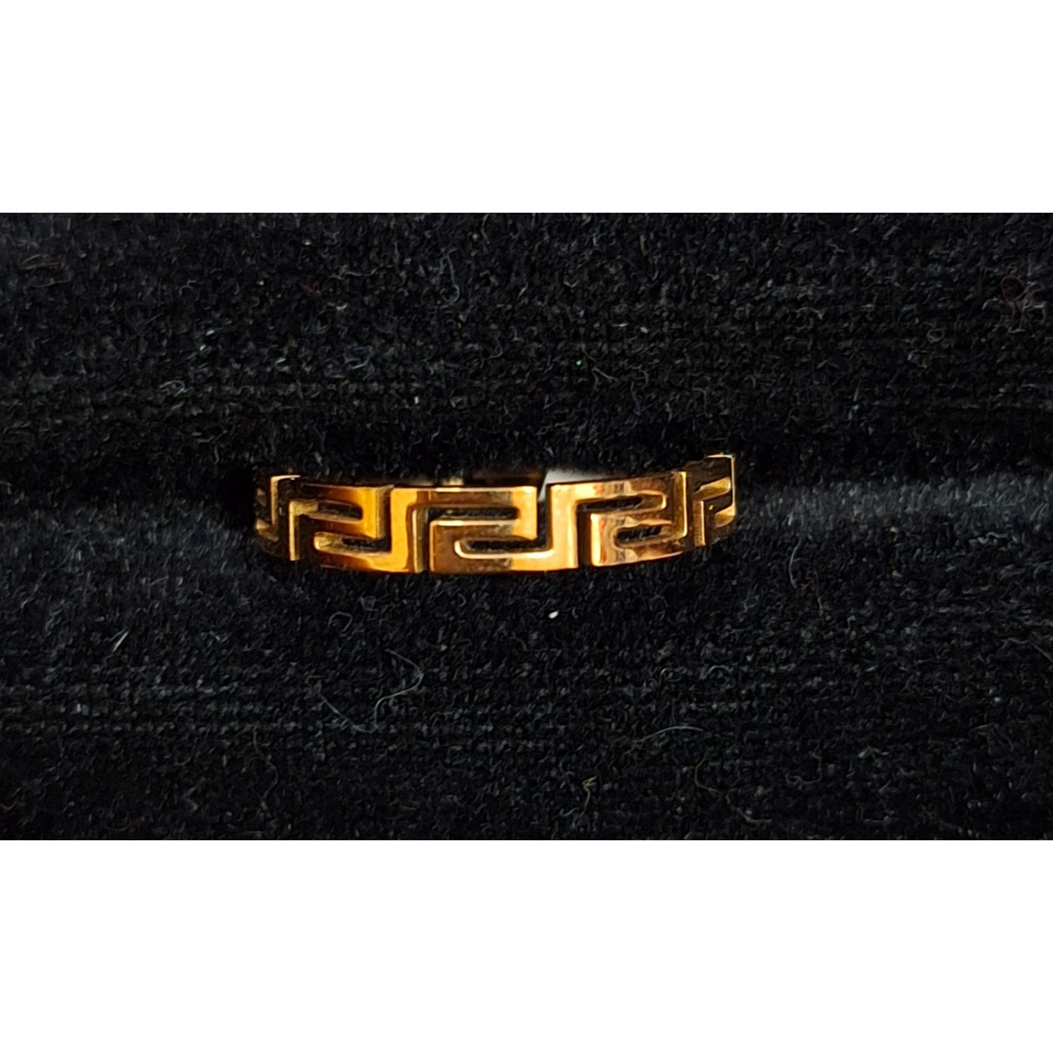 Златист пръстен от медицинска стомана с луксозен дизайн - 9209 Златист пръстен от медицинска стомана с луксозен дизайн - 9209