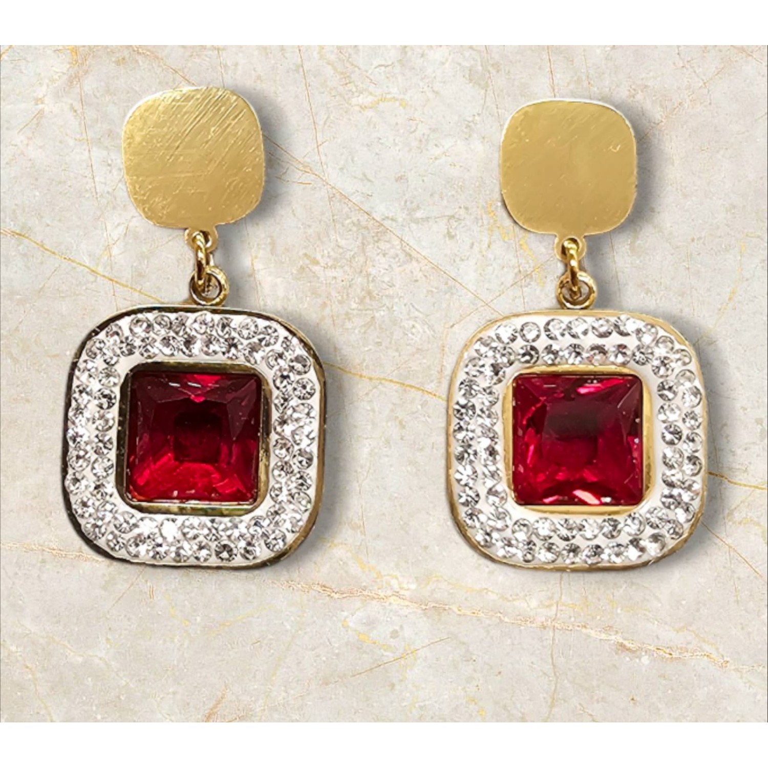 Обеци в златисто, обсипсни с циркони и червен кристал - 5004 Обеци в златисто, обсипсни с циркони и червен кристал - 5004