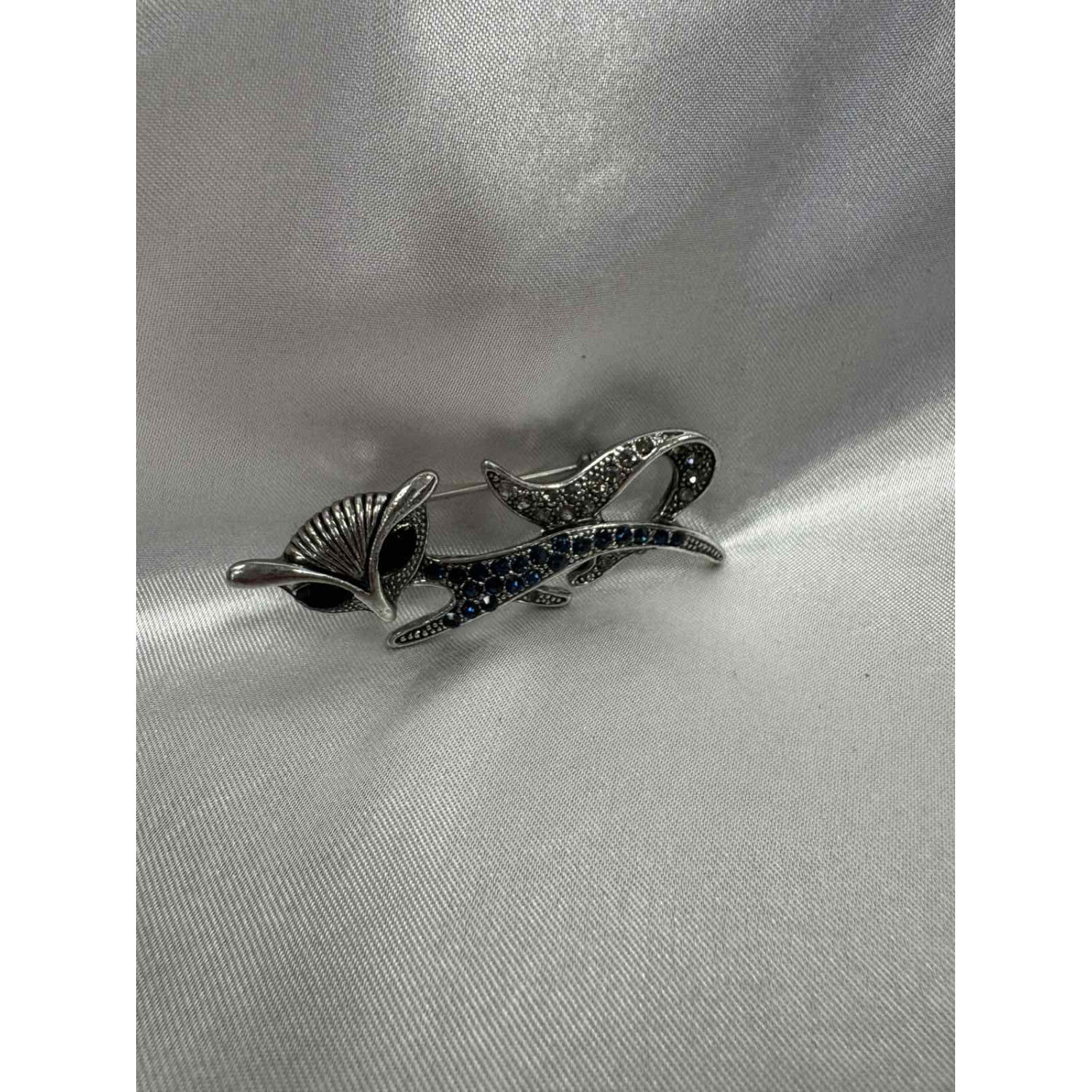 Елегантна брошка с фин акцент с впечатляващ блясък-9315 Елегантна брошка с фин акцент с впечатляващ блясък-9315