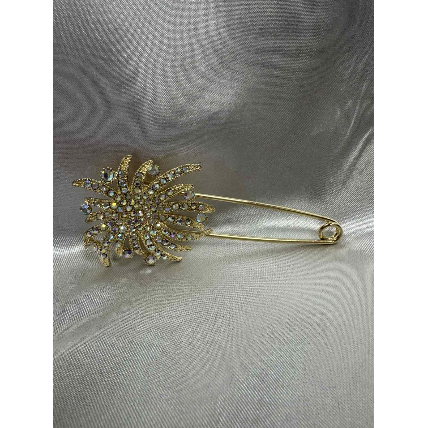 Елегантна брошка с фин акцент с впечатляващ блясък-9313 Елегантна брошка с фин акцент с впечатляващ блясък-9313