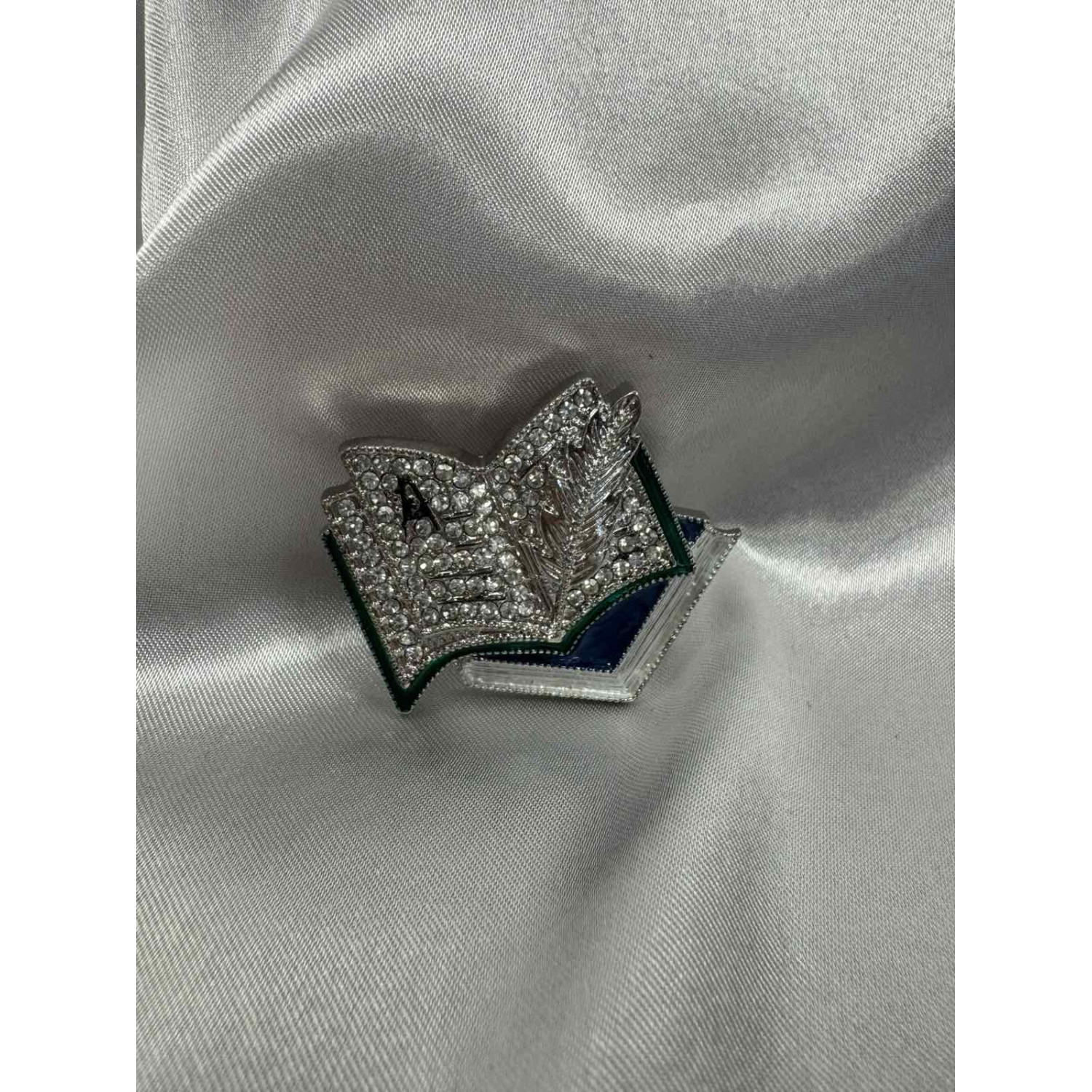 Елегантна брошка с фин акцент с впечатляващ блясък-9317 Елегантна брошка с фин акцент с впечатляващ блясък-9317