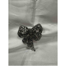 Елегантна брошка с фин акцент с впечатляващ блясък-9309