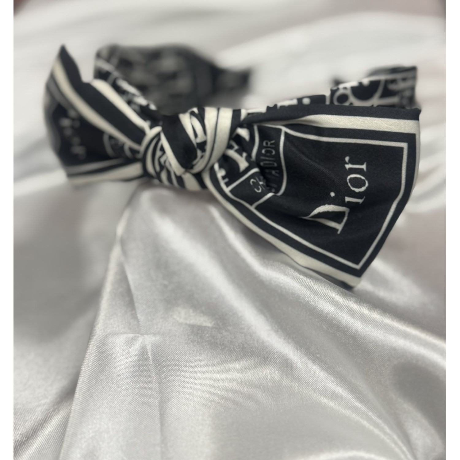 Елегантна черно-бяла диадема с панделка - 5608 Елегантна черно-бяла диадема с панделка - 5608