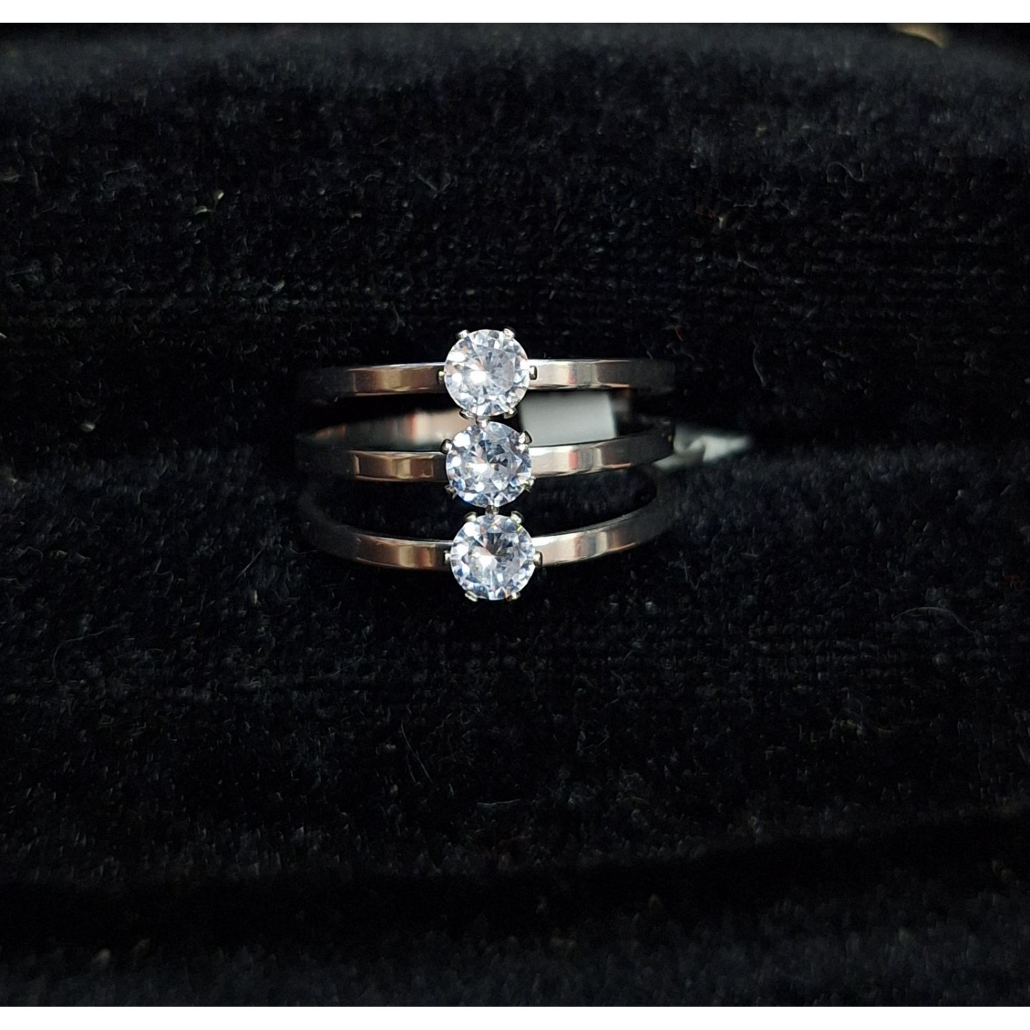 Сребрист стоманен пръстен с три кристала - 9211 Сребрист стоманен пръстен с три кристала - 9211