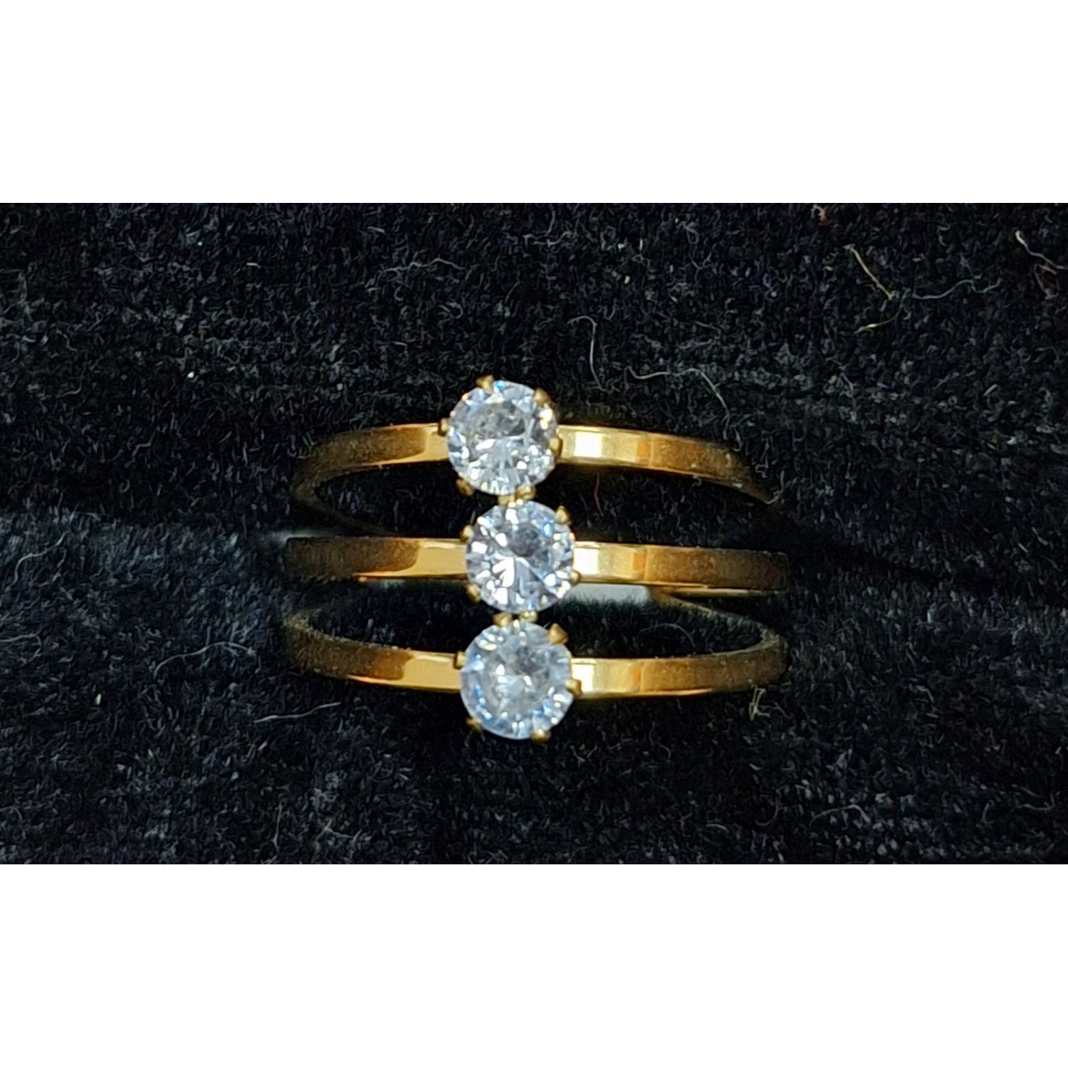 Златист стоманен пръстен с три кристала - 9212 Златист стоманен пръстен с три кристала - 9212